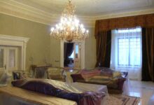 Photo of Арт-деко в оформлении гостиной с золотистыми акцентами